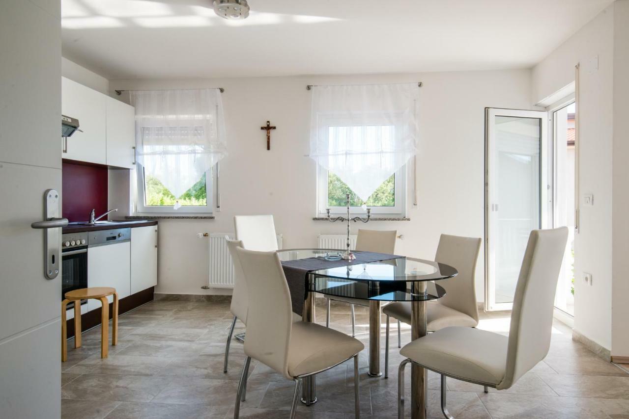 Ferienhaus Bucic Буйе Екстериор снимка